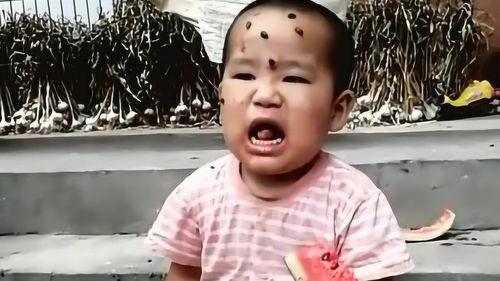 熊孩子吃瓜,引发家庭安全警示