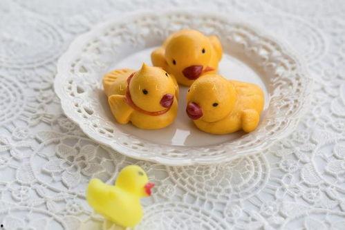 coco和小黄吃瓜,瓜田里的欢乐时光