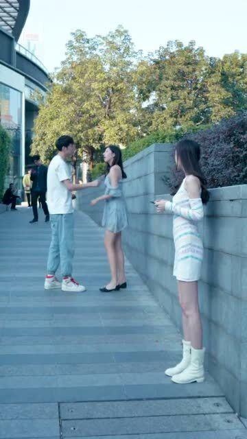 情侣吵架现场吃瓜,吃瓜群众围观，矛盾升级引热议